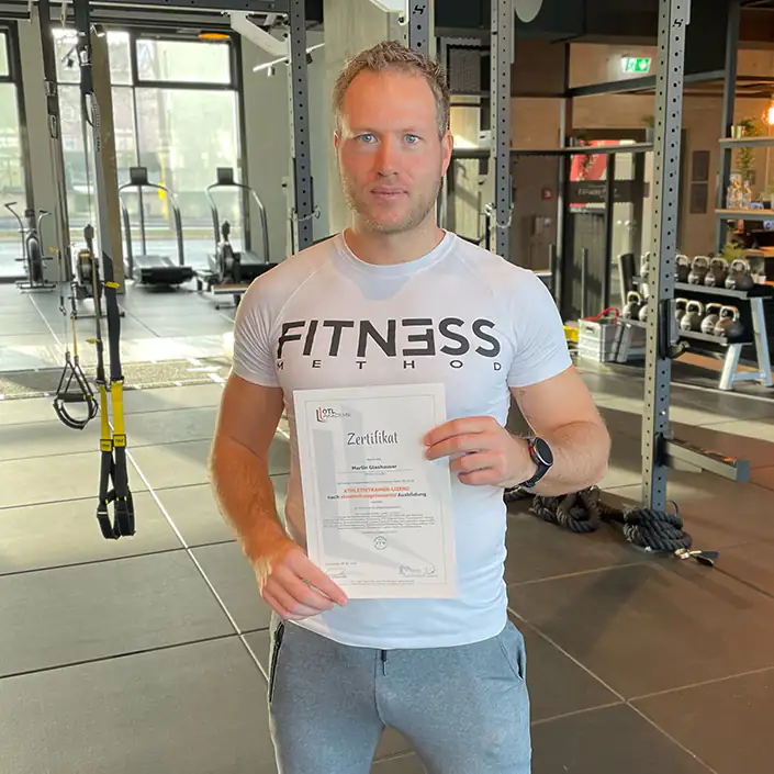 OTL Zertifikat Kunde Martin zeigt stolz sein Athletikrainer-Zertifikat nach bestandener Ausbildung.