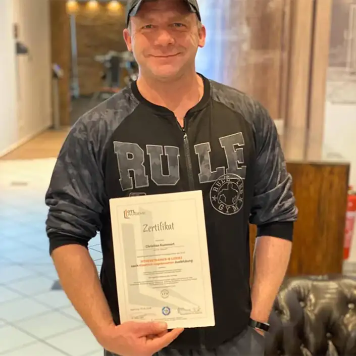 Personal Trainer Zertifikat (Englisch) Unser Kunde Christian zeigt sein Personal Trainer Zertifikat