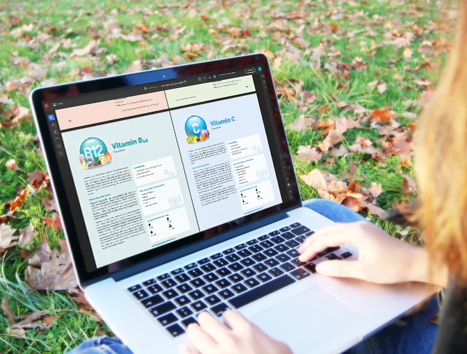 Kundin sitzt in der Natur und lernt ganz flexibel mit dem Laptop auf dem Schoß Inhalte ihrer Ausbildung zum Ernährungsberater im Online Campus