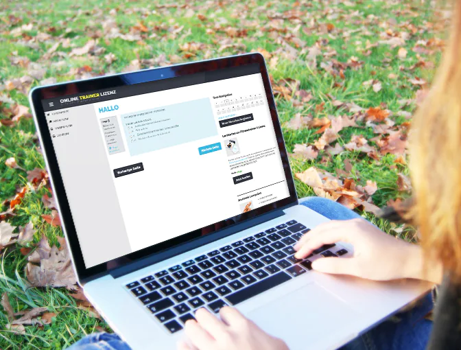 Kundin sitzt in der Natur und lernt ganz flexibel mit dem Laptop auf dem Schoß Inhalte ihrer Personal Trainer Ausbildung im Online Campus