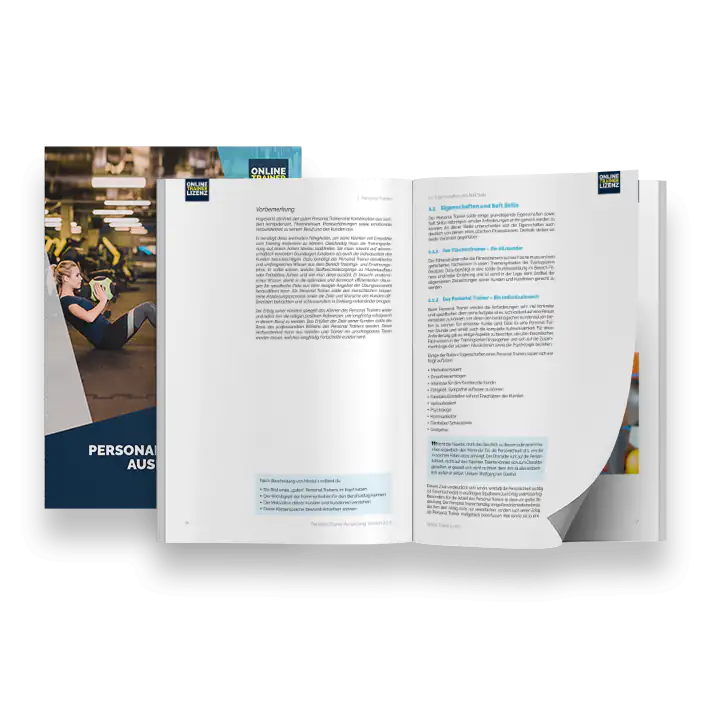 Personal Trainer Lehrskript Darstellung des Personal Trainer Lehrskripts: einmal in geschlossener und einmal in geöffneter Form, sodass zwei Seiten zu sehen sind.