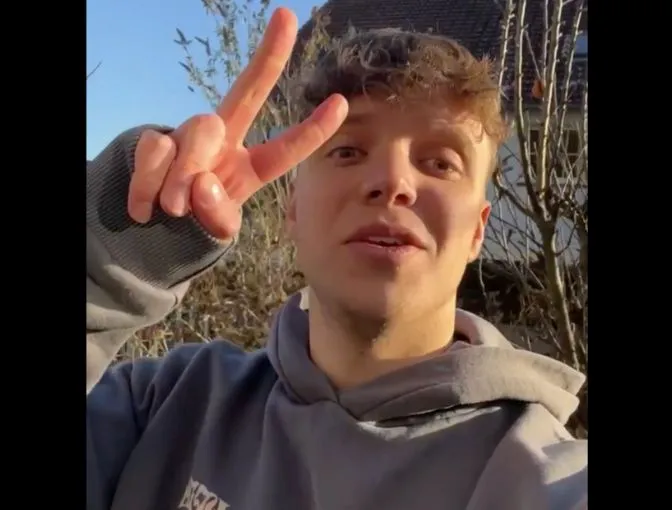 Unser Kunde Yannis, der Absolvent unseres Diploms ist, bewertet die Ausbildungen in seinem Video.