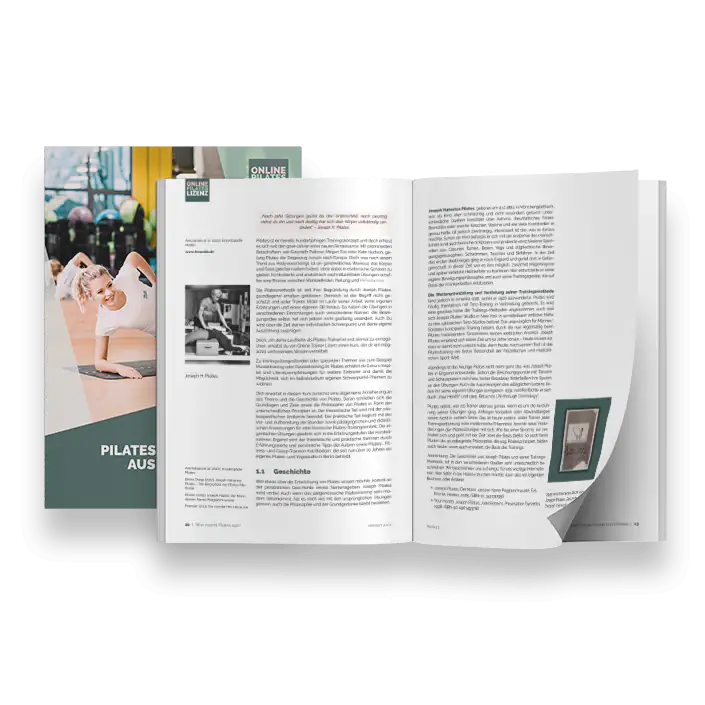 Pilates Trainer Lehrskript Darstellung des Pilatestrainer-Lehrskripts: einmal in geschlossener und einmal in geöffneter Form, sodass zwei Seiten zu sehen sind.