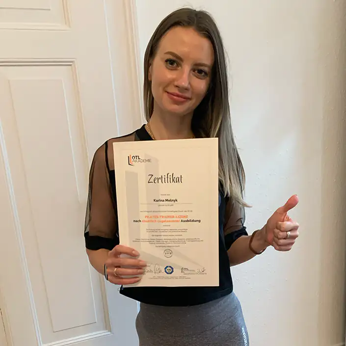 Pilates Trainer Zertifikat (Englisch) Unsere Kundin Karina zeigt ihr Zertifikat der bestandenen Pilatestrainer-Ausbildung