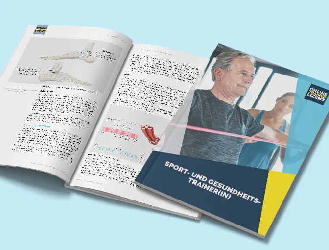 Lehrskript der Ausbildung zum Sport- und Gesundheitstrainer: einmal in geschlossener und einmal in geöffneter Form, sodass man sowohl die Titelseite als auch zwei Inhaltsseiten sieht