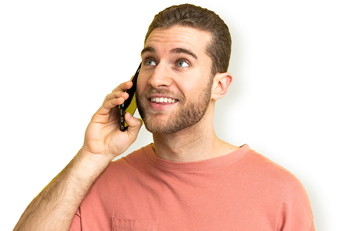 Mann telefoniert mit frohem, erwartungsvollem Blick