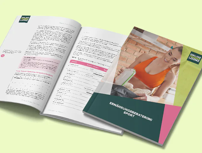 Lehrskript der Ausbildung zum Ernährungsberater Sport: einmal in geschlossener und einmal in geöffneter Form, sodass man sowohl die Titelseite als auch zwei Inhaltsseiten sieht