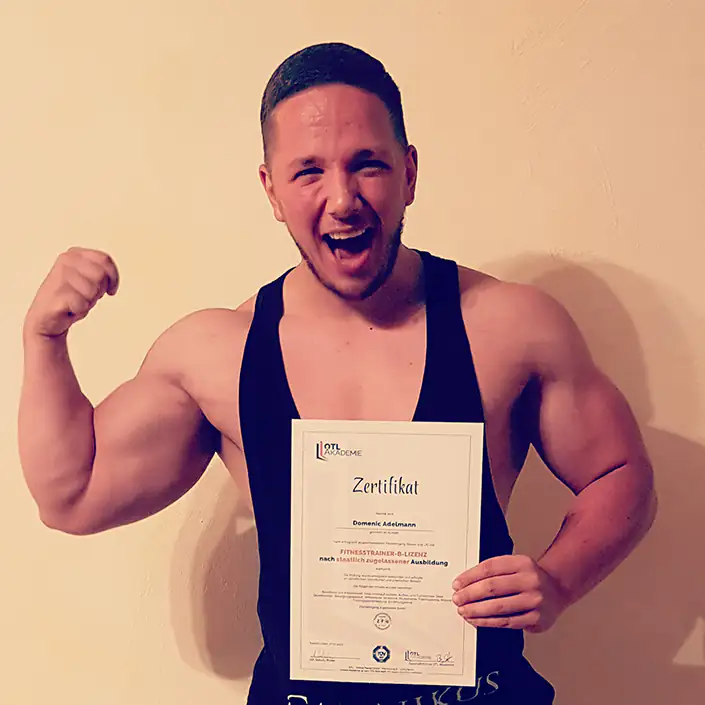 B Lizenz Zertifikat (Englisch) Unser Kunde Dominic zeigt sein Zertfikat der Fitnesstrainer B-Lizenz und spannt dabei seine Muskeln an.