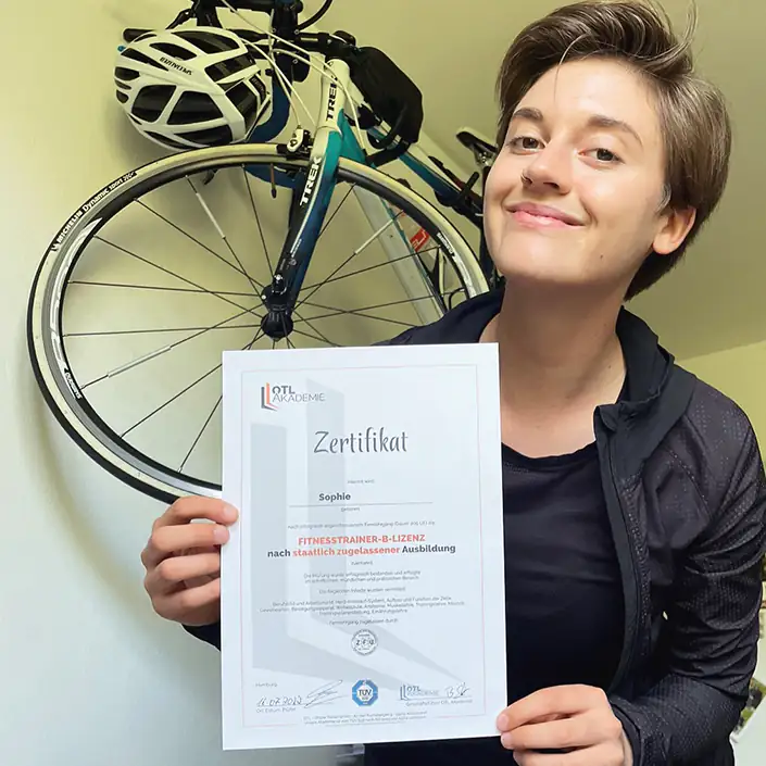B Lizenz Zertifikat (Englisch) Unsere Kundin Sophie zeigt lächelnd ihr Zertifikat zur Fitnesstrainer B-Lizenz!