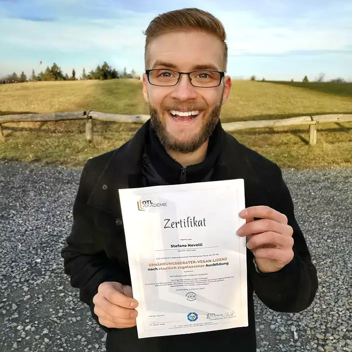 Ernährungsberater Vegan Zertifikat (Englisch) Unser Kunde Stefano zeigt stolz sein Zertifikat zum Ernährungsberater Vegan.