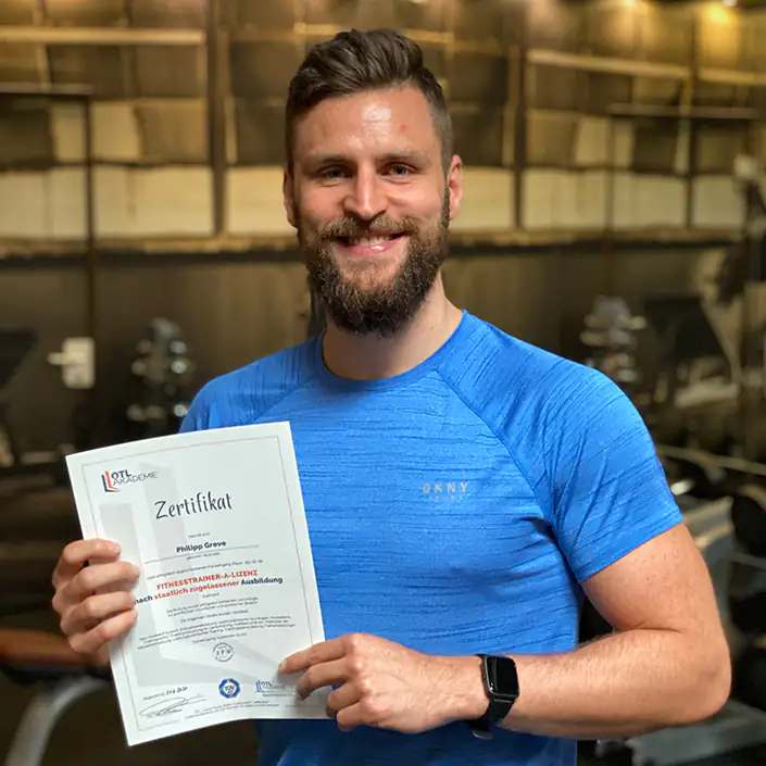 A Lizenz Zertifikat (Englisch) Unser Kunde Philipp zeigt sein Zertifikat der FItnesstrainer A Lizenz